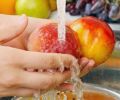 Jak prawidłowo myć owoce? Czy woda wystarczy?